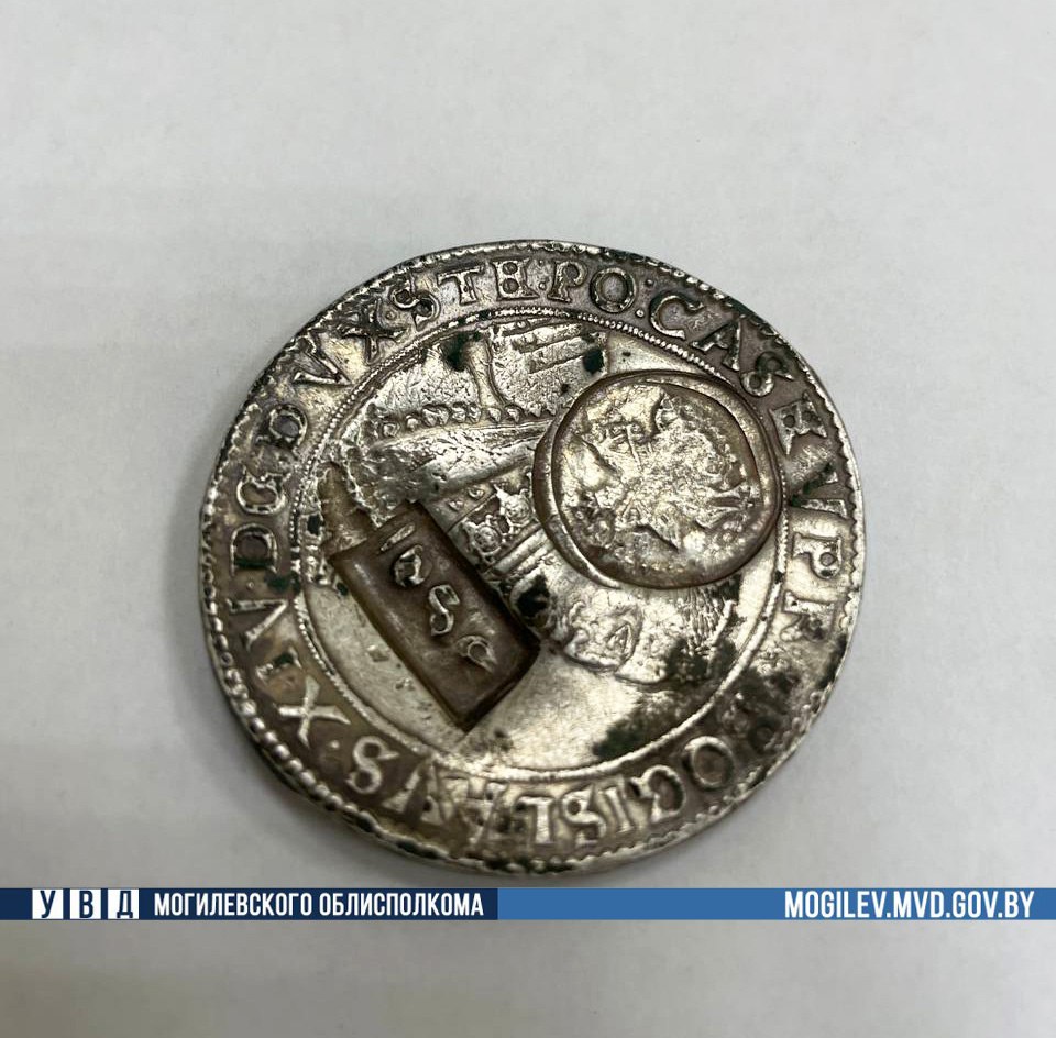 Белорус обманул нового знакомого, сдав его коллекционную монету в ломбард