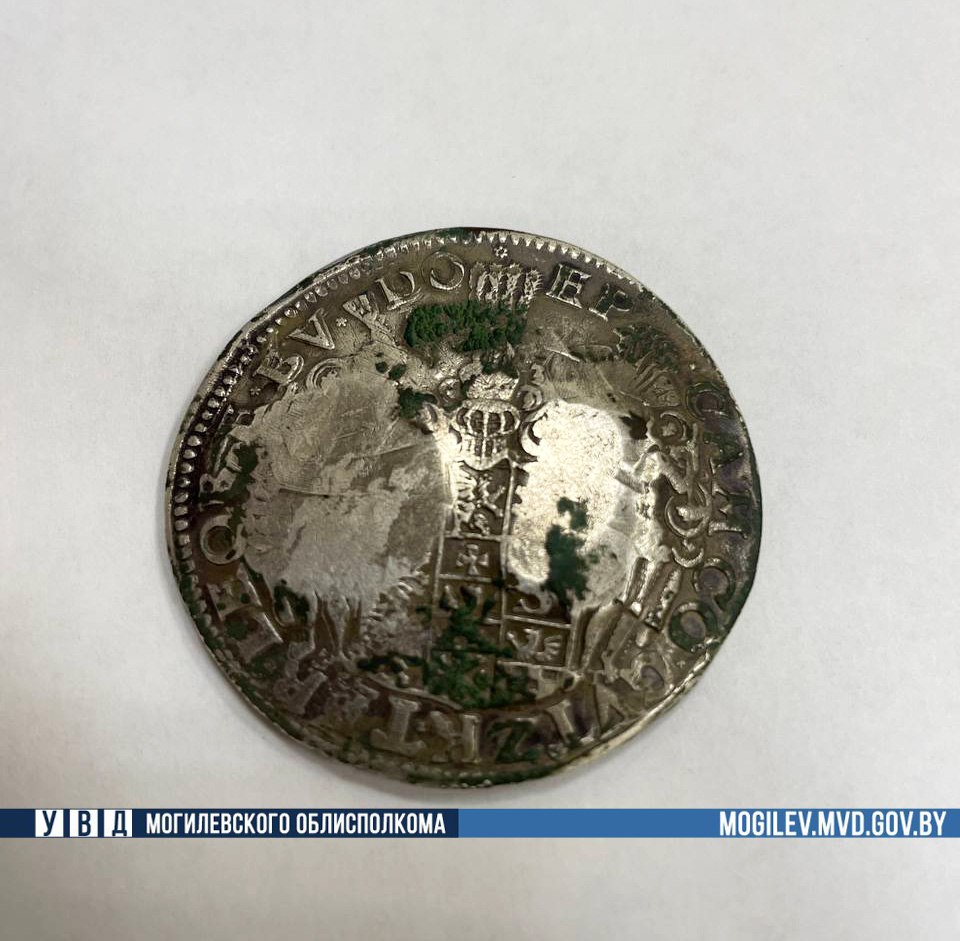 Белорус обманул нового знакомого, сдав его коллекционную монету в ломбард