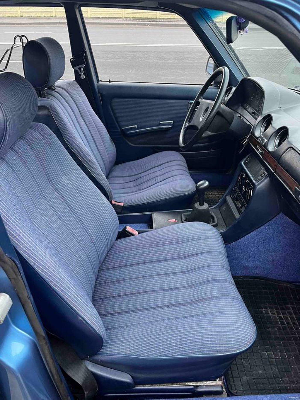 В Лиде восстановили Mercedes W123, а теперь продают. Вот во сколько мастер оценивает свой трехлетний труд