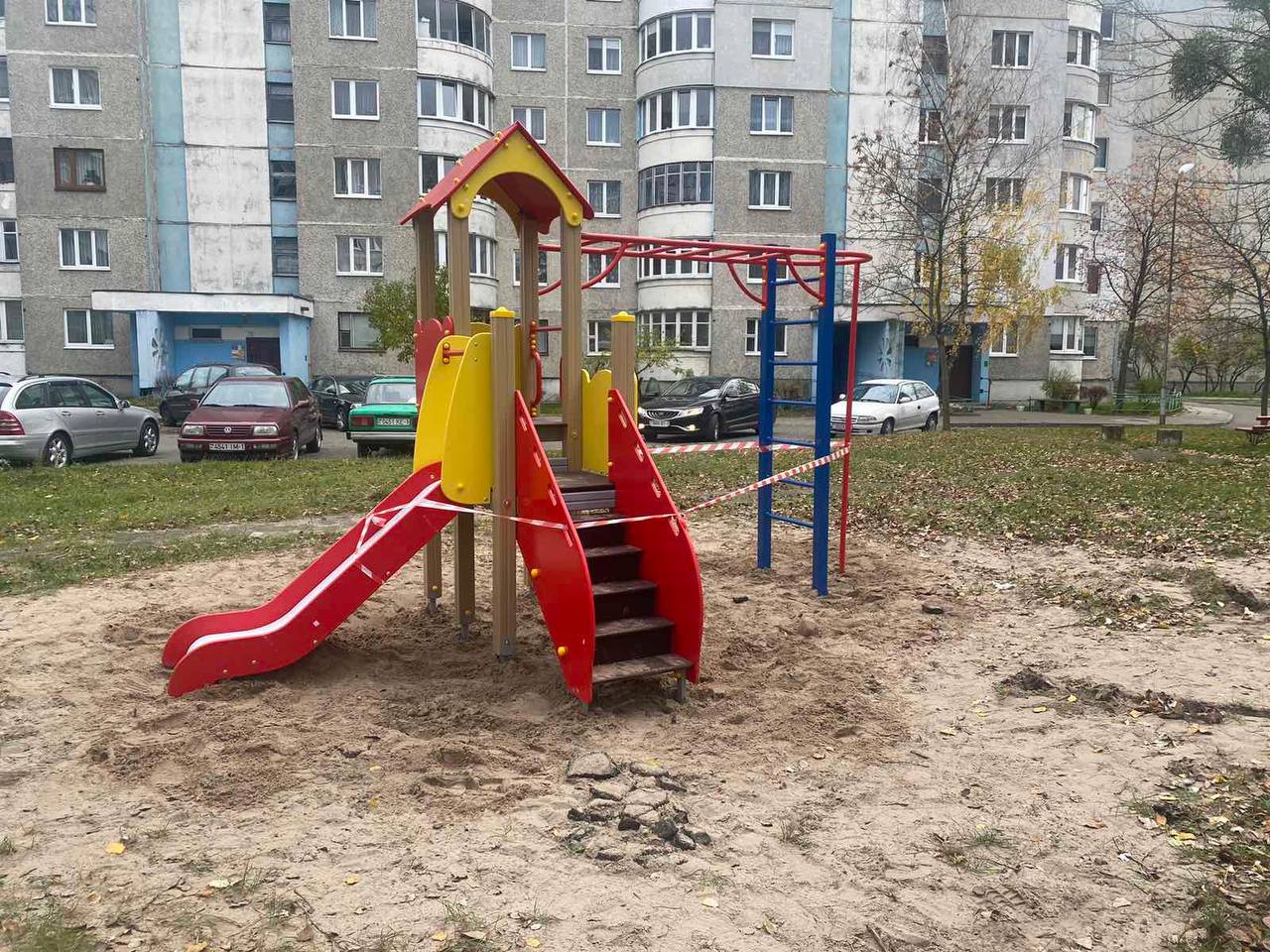 В Бресте на городских дворовых территориях установлены три новых игровых комплекса. За чей счет?