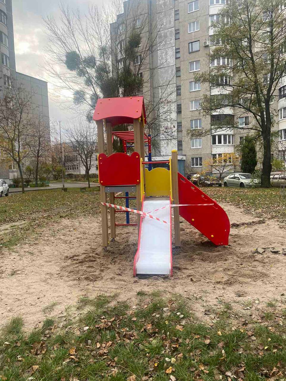 В Бресте на городских дворовых территориях установлены три новых игровых комплекса. За чей счет?