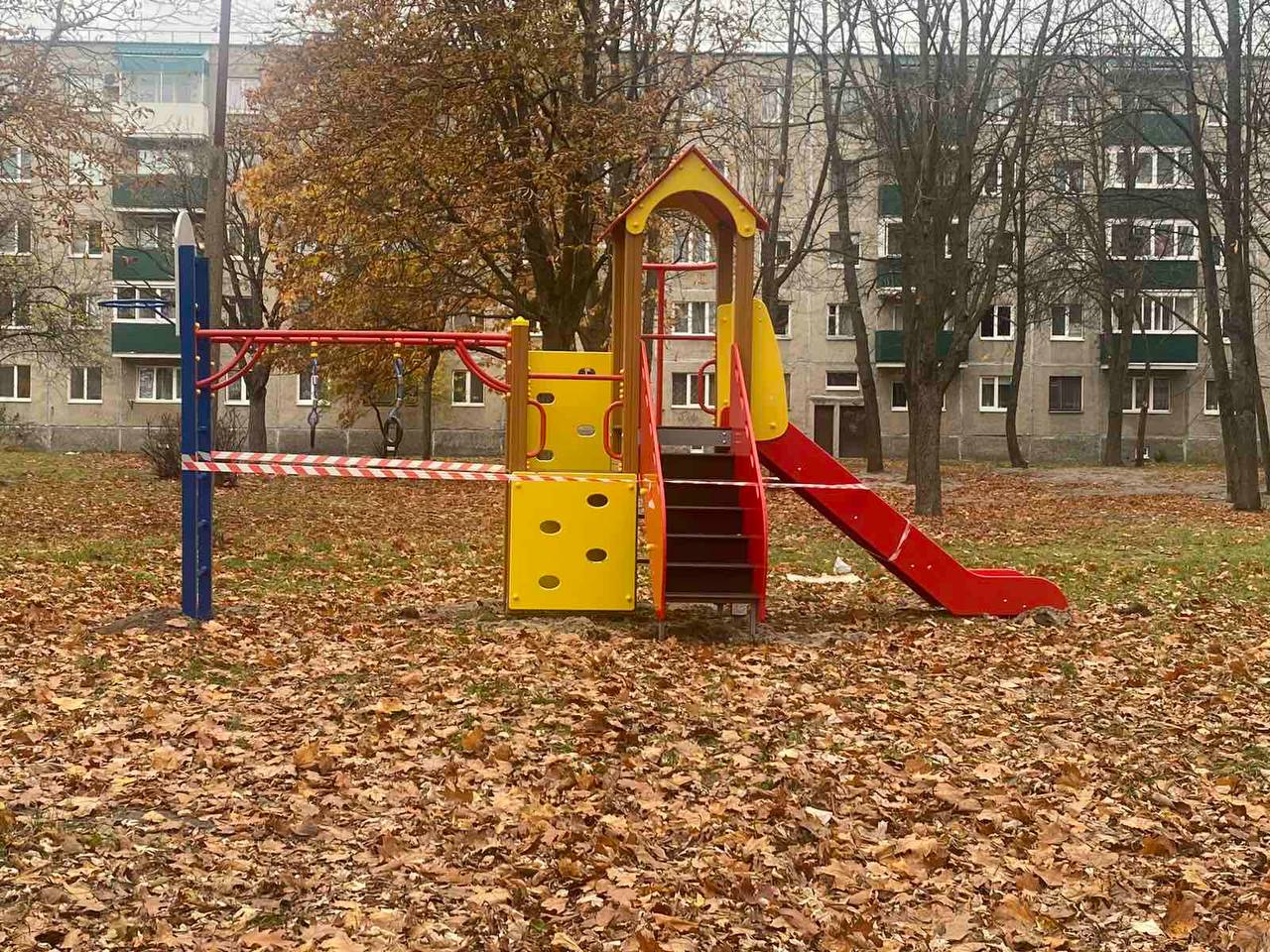 В Бресте на городских дворовых территориях установлены три новых игровых комплекса. За чей счет?