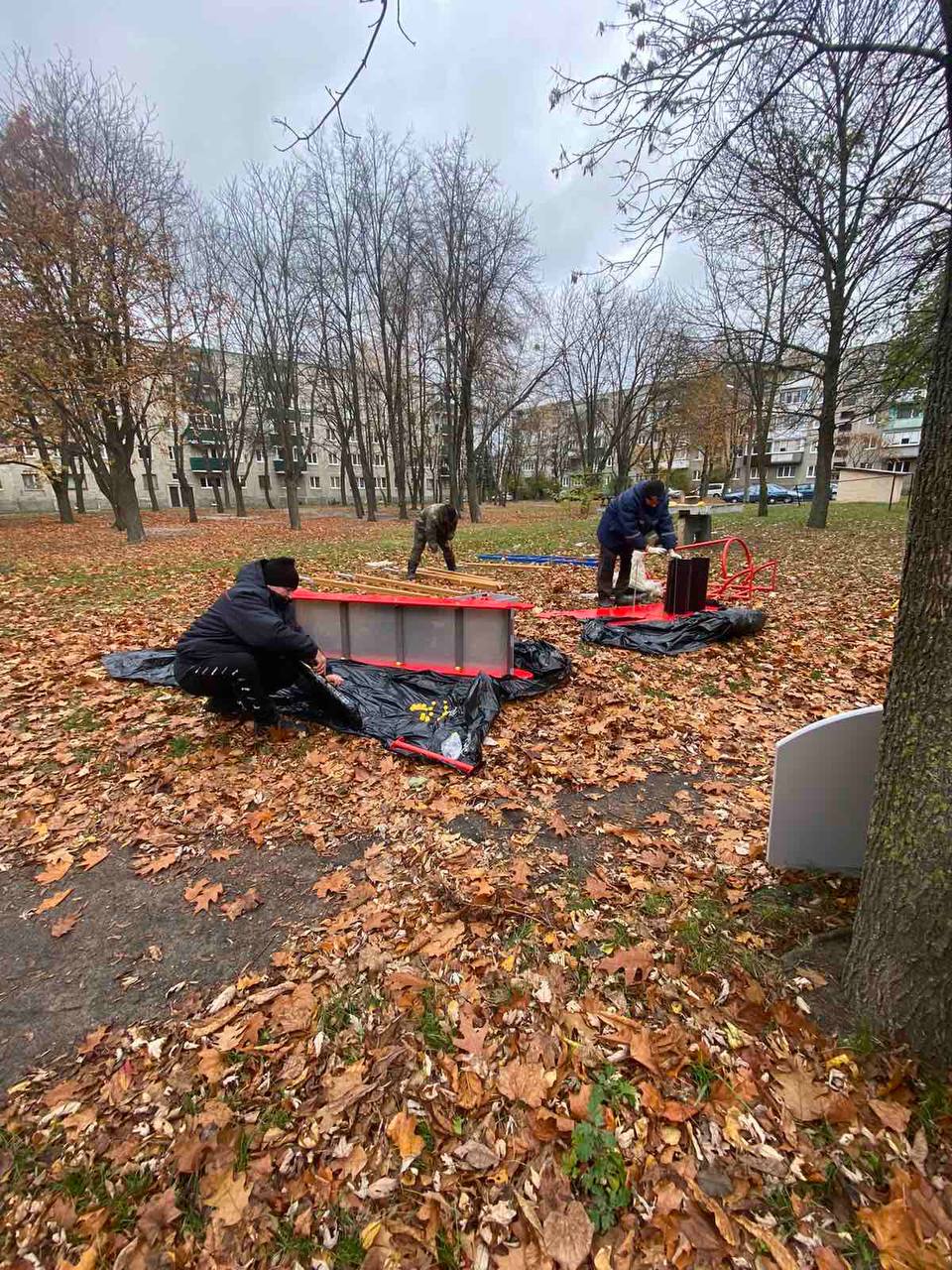 В Бресте на городских дворовых территориях установлены три новых игровых комплекса. За чей счет?