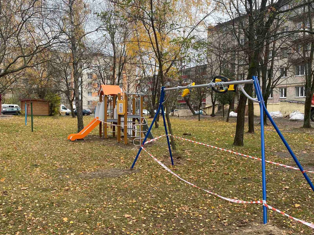 В Бресте на городских дворовых территориях установлены три новых игровых комплекса. За чей счет?