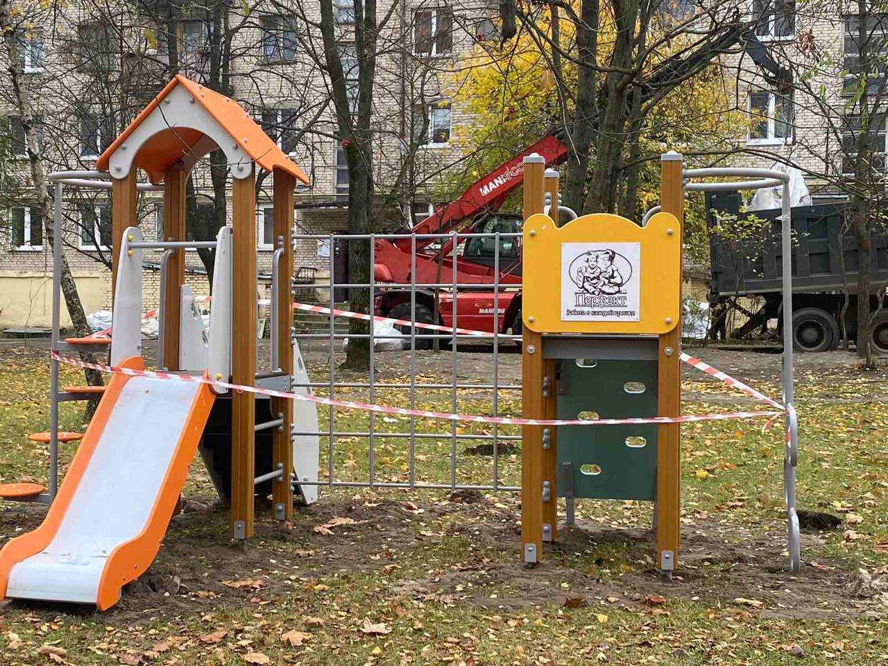 В Бресте на городских дворовых территориях установлены три новых игровых комплекса. За чей счет?