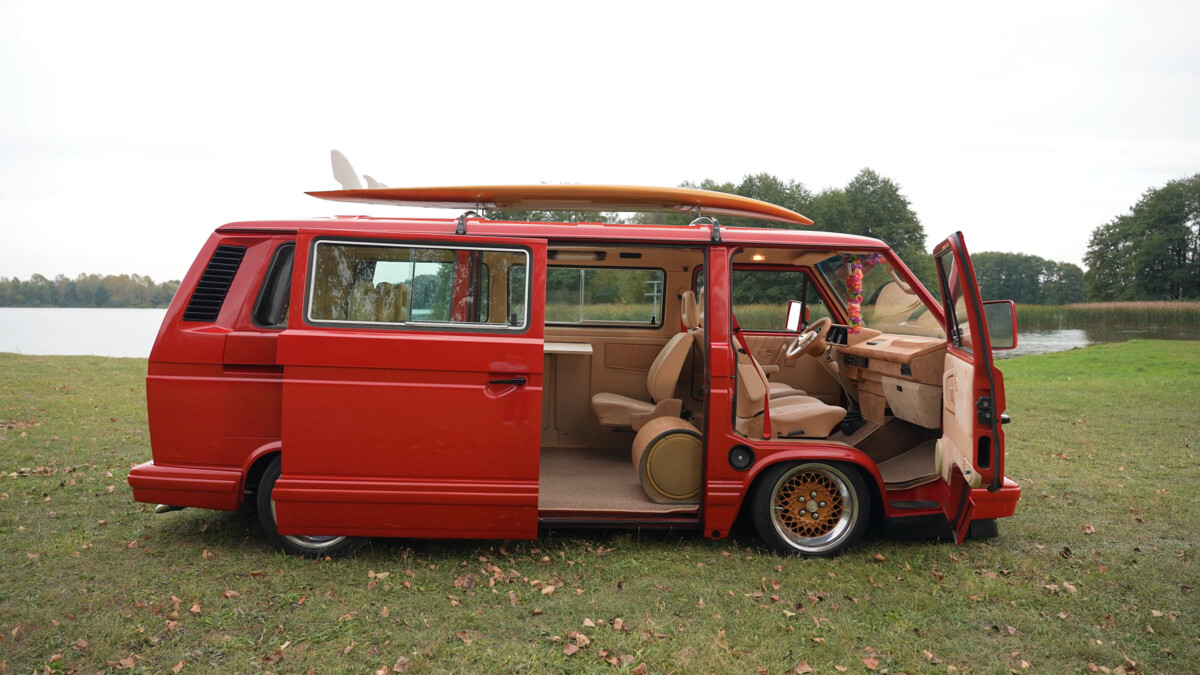 «Была курятником, закопанным по днище в землю». Как брестчанин восстанавливает Volkswagen T2 и Т3