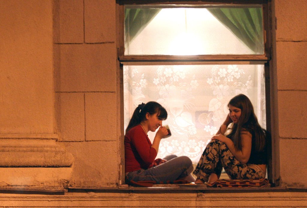 Выбрасывали холодильник в окно и говорили через розетку. Белорусы вспоминают жизнь в общаге