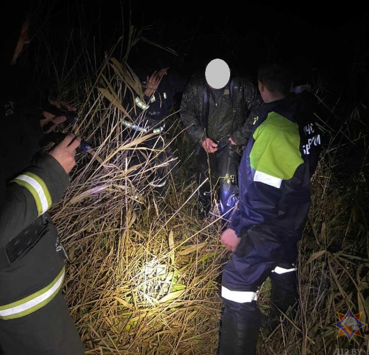 В Ляховичском районе работники МЧС спасли мужчину, который оказался в болотистой местности