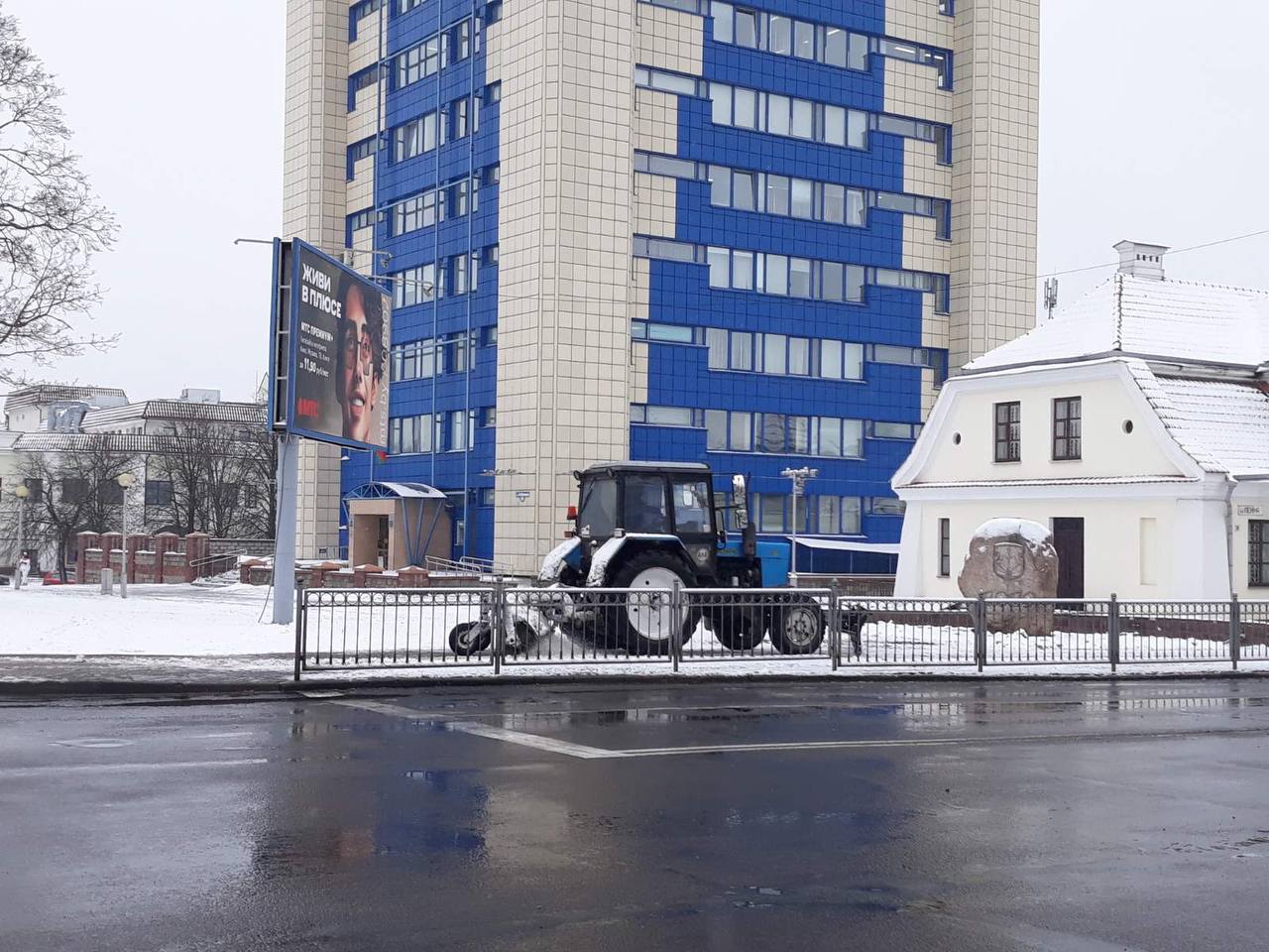 Коммунальные службы в усиленном режиме ведут работы по уборке города