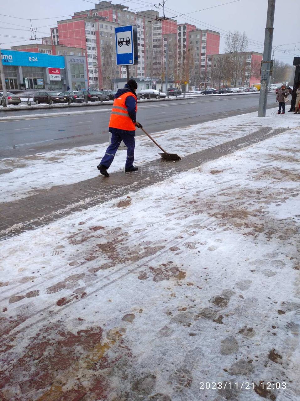 Коммунальные службы в усиленном режиме ведут работы по уборке города