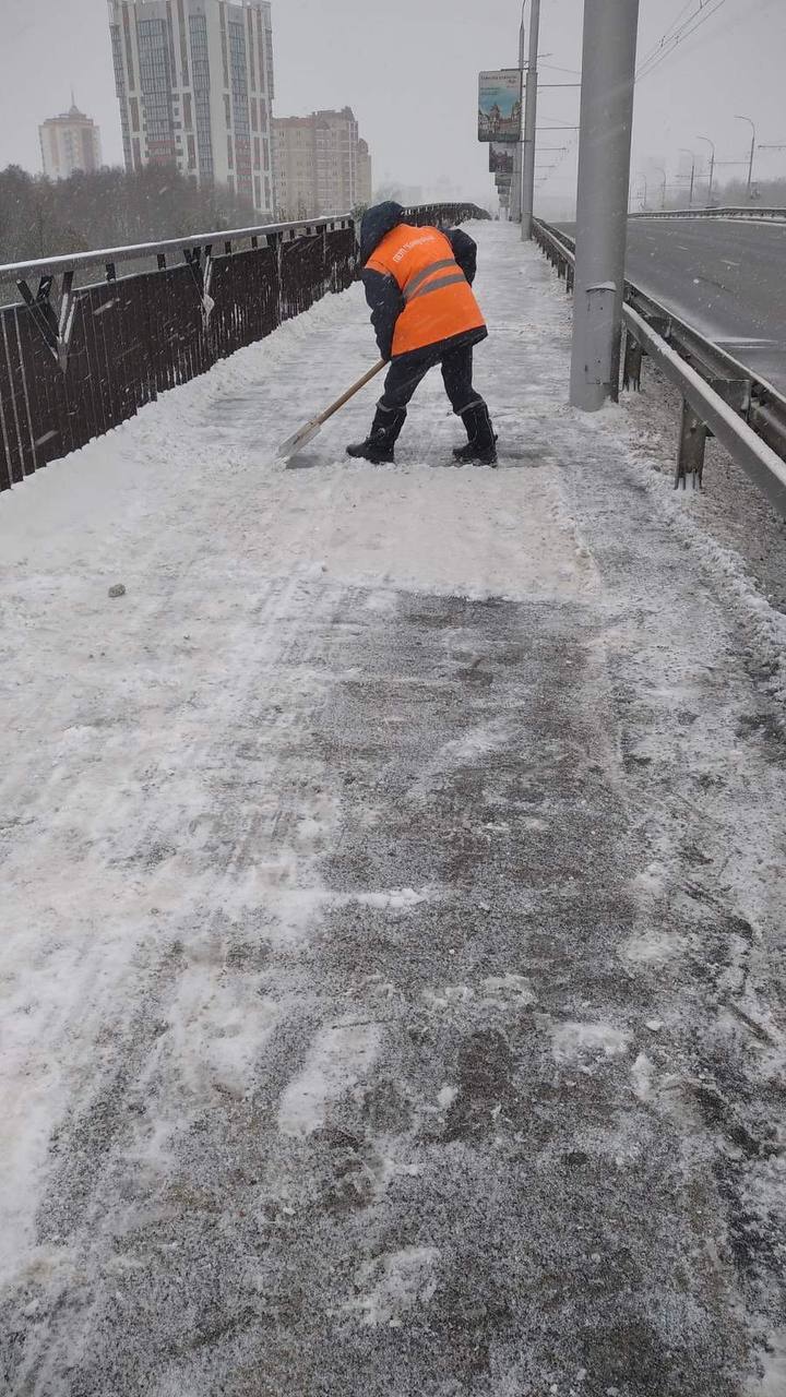 Коммунальные службы в усиленном режиме ведут работы по уборке города