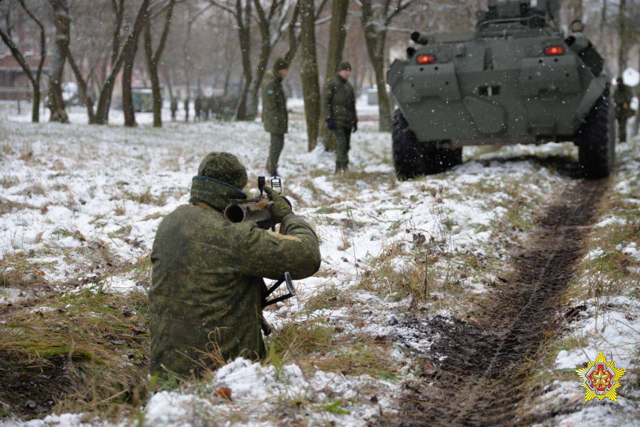 Кадры подготовки нового поколения десантников в Бресте