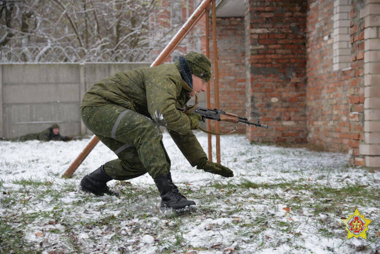 Кадры подготовки нового поколения десантников в Бресте