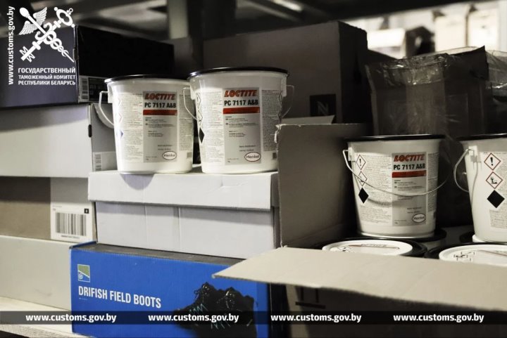 Таможня остановила микроавтобус на трассе – у водителя не оказалось документов на груз