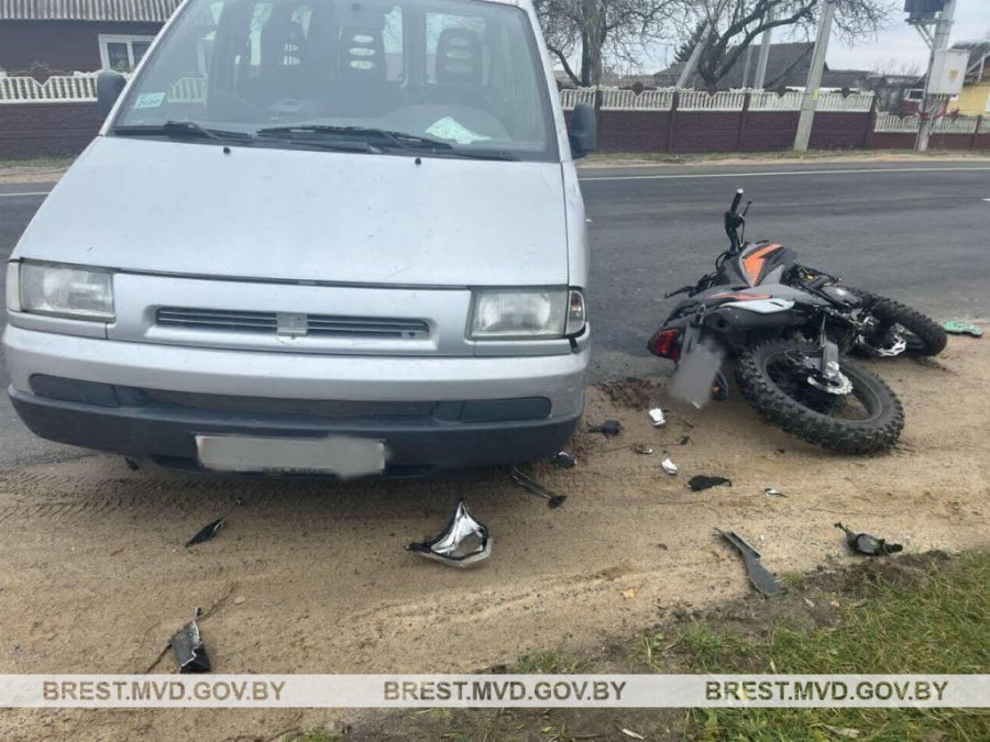 Автомобиль столкнулся с мотоциклом в Пружанском районе