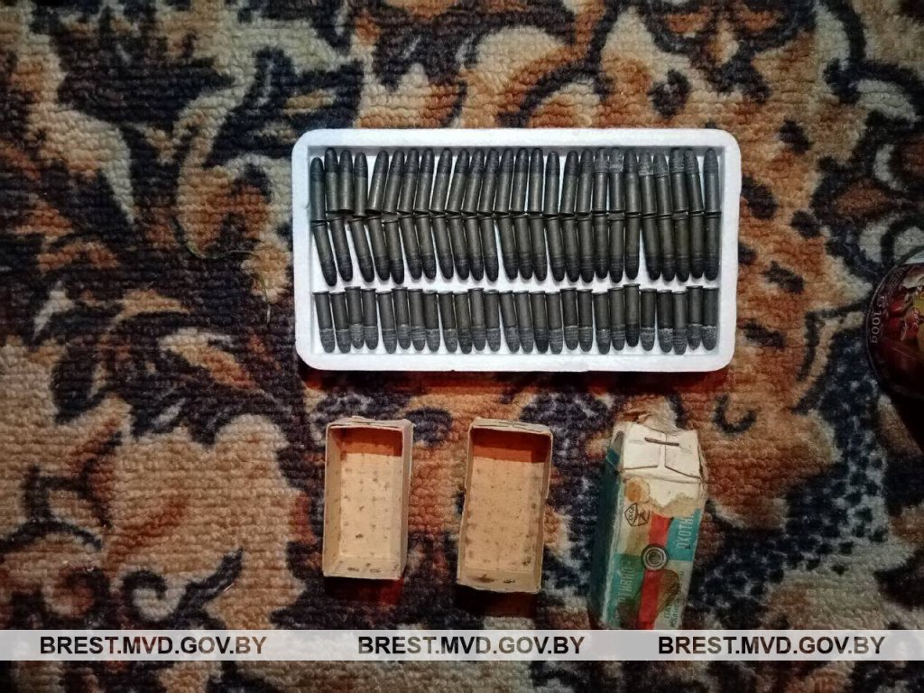 Житель Березы спрятал в родительском доме найденные в лесу патроны и порох