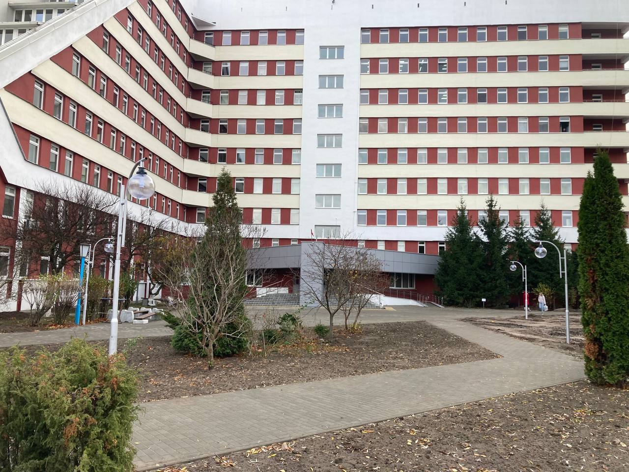 В Брестской городской больнице N1 завершаются работы по ремонту фасада главного корпуса