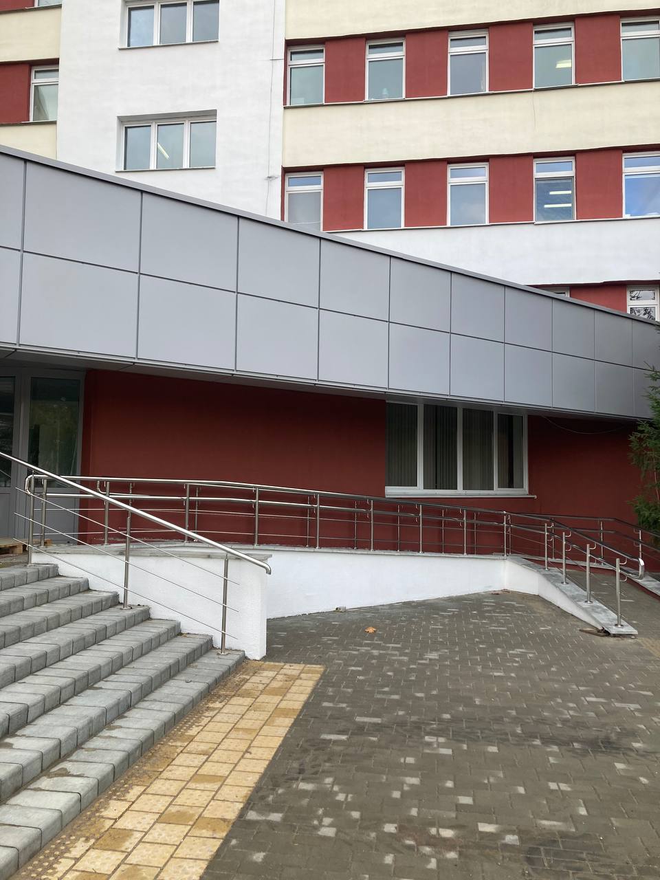 В Брестской городской больнице N1 завершаются работы по ремонту фасада главного корпуса