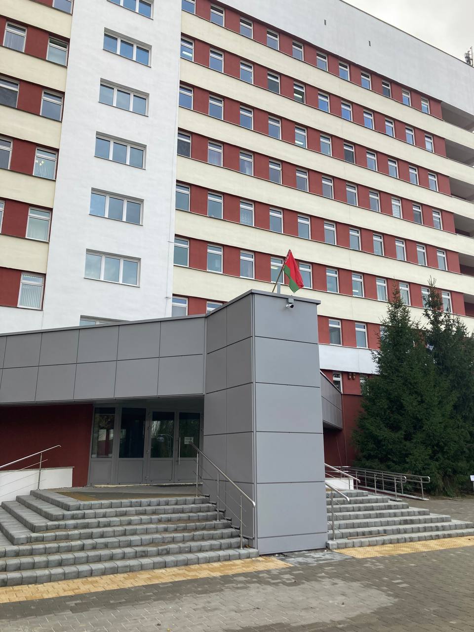 В Брестской городской больнице N1 завершаются работы по ремонту фасада главного корпуса