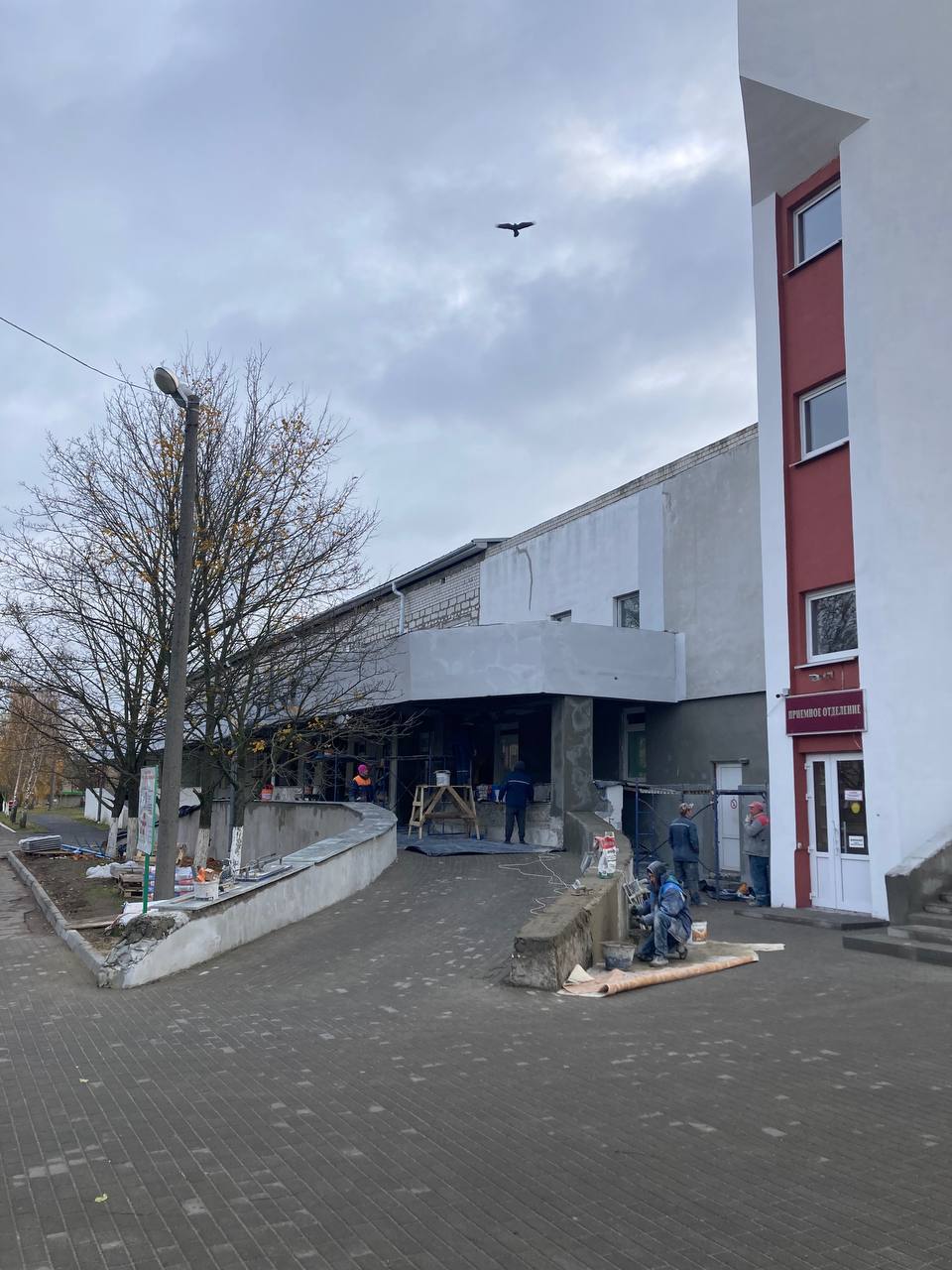 В Брестской городской больнице N1 завершаются работы по ремонту фасада главного корпуса