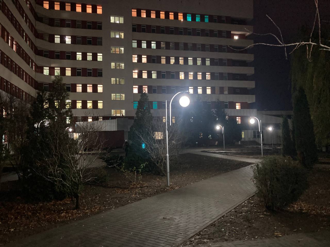 В Брестской городской больнице N1 завершаются работы по ремонту фасада главного корпуса