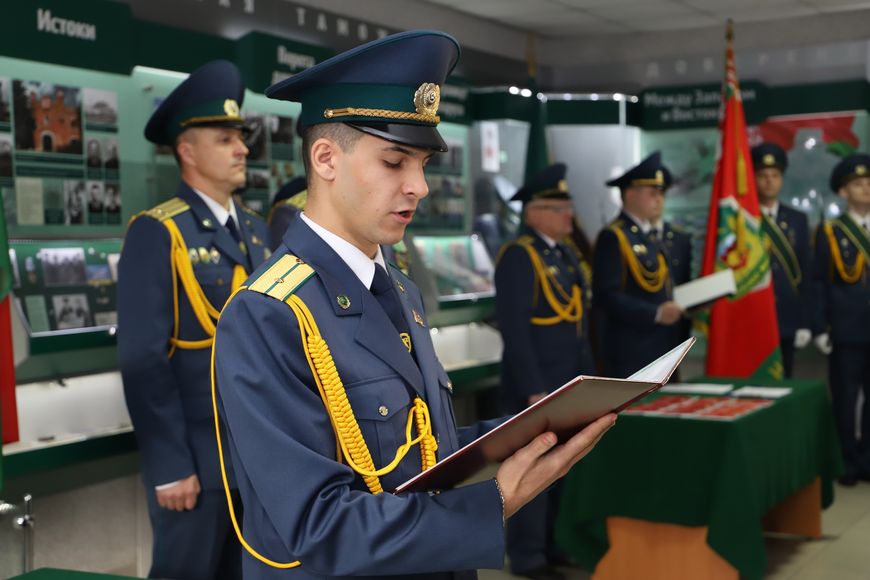 В Брестской таможне приняли присягу 25 молодых сотрудников