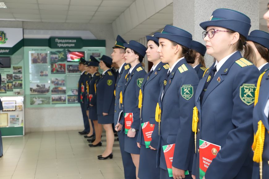 В Брестской таможне приняли присягу 25 молодых сотрудников