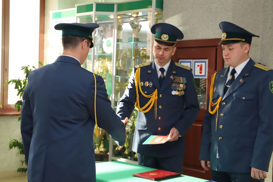 В Брестской таможне приняли присягу 25 молодых сотрудников