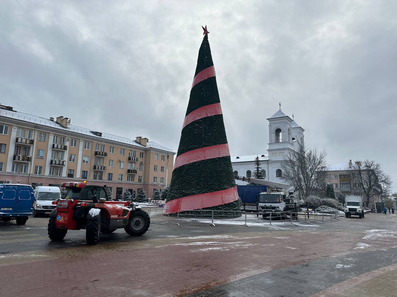 Уникальный каток вокруг главной елки Бреста. Появились подробности