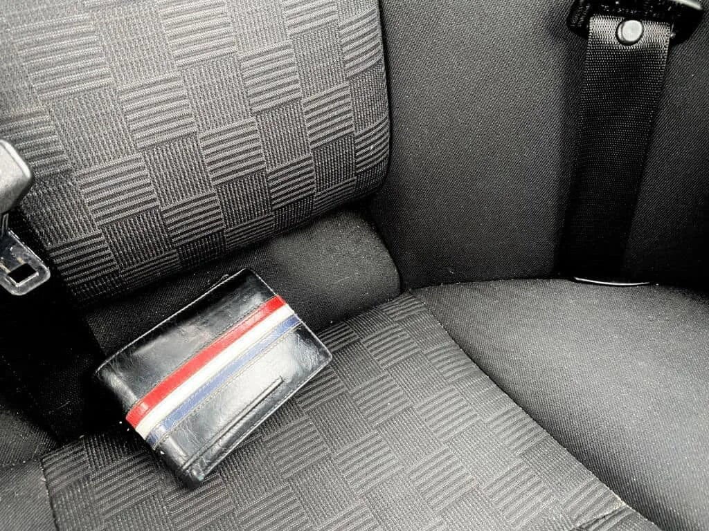 Девушка-водитель такси присвоила оставленный пассажиром кошелек в Барановичах. Сколько там было денег?