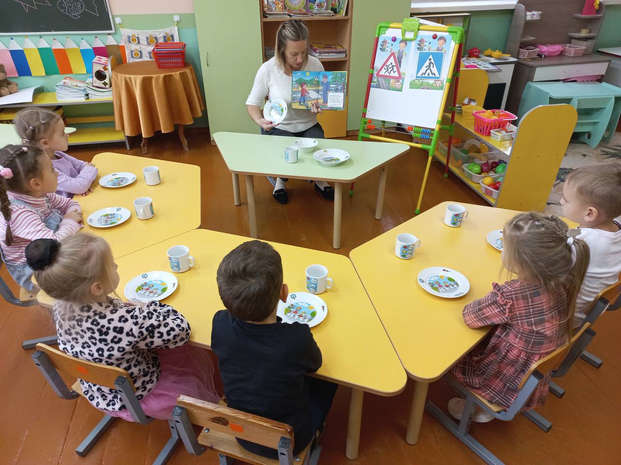 В детских садах Бреста появилась посуда на тему правил дорожного движения