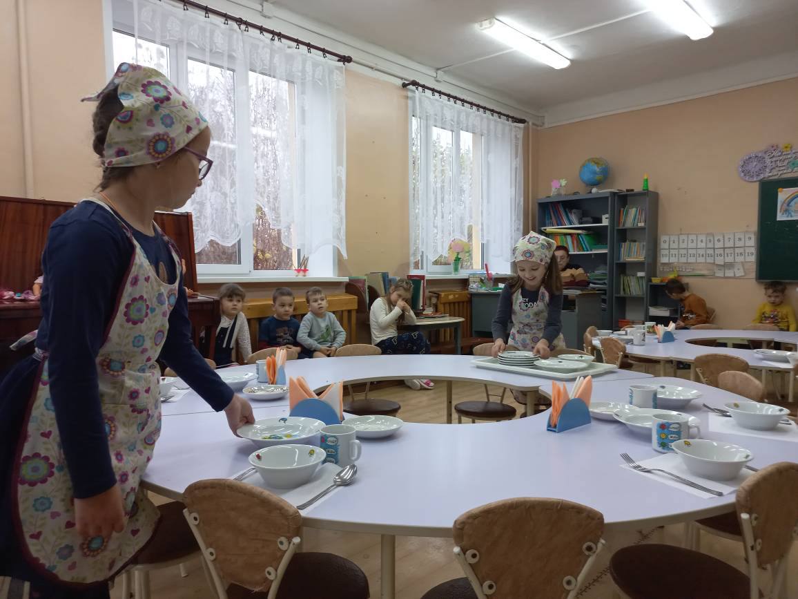 В детских садах Бреста появилась посуда на тему правил дорожного движения