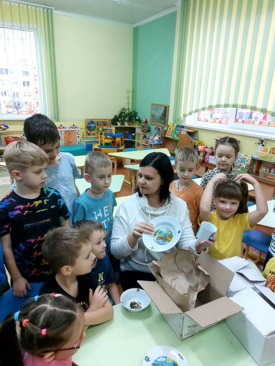 В детских садах Бреста появилась посуда на тему правил дорожного движения