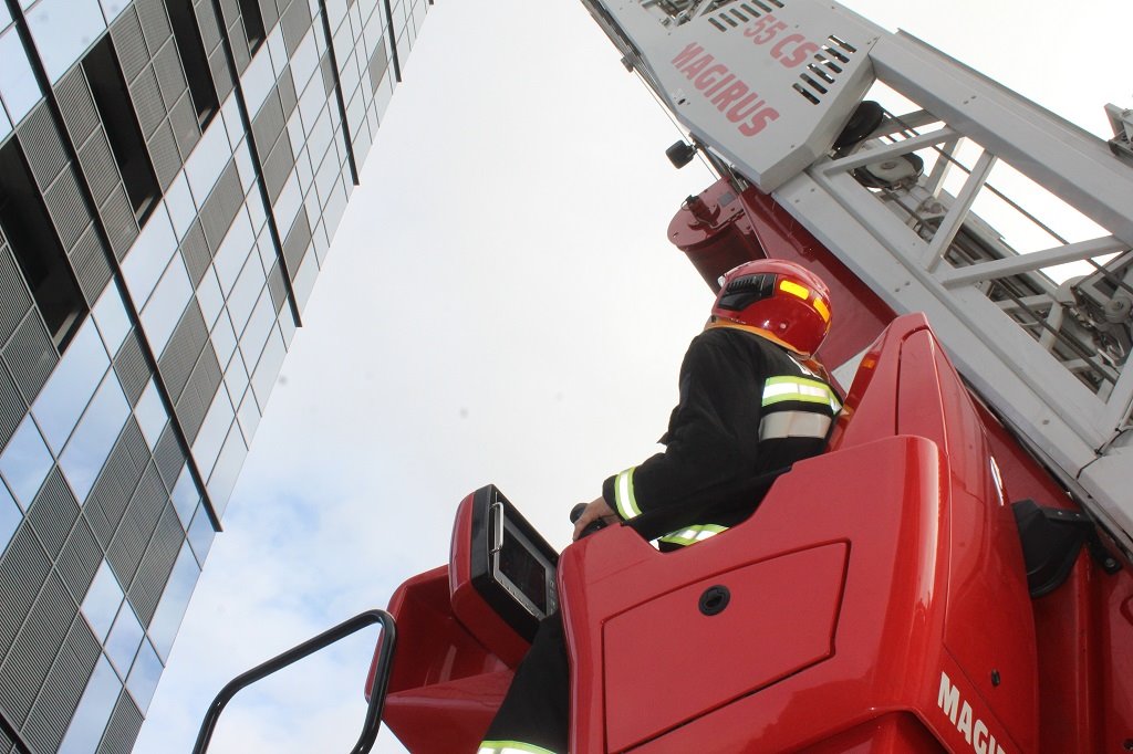 Брестские спасатели провели тренировочные тактико-специальные учения в бизнес-центре «IQ»