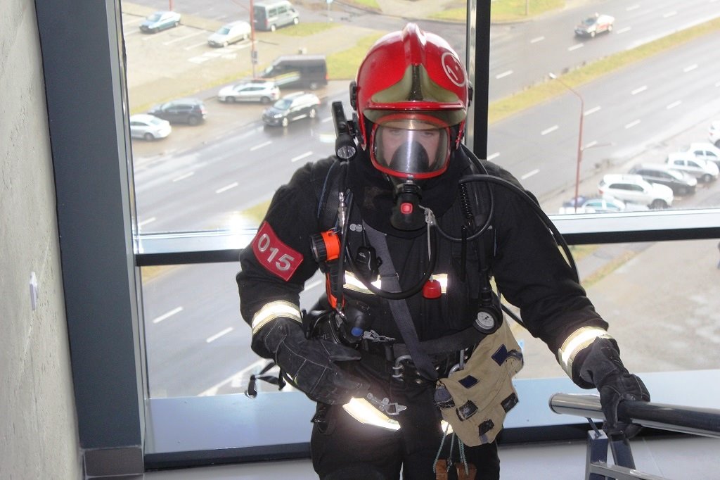 Брестские спасатели провели тренировочные тактико-специальные учения в бизнес-центре «IQ»