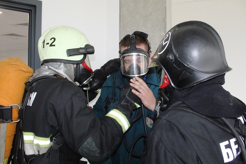 Брестские спасатели провели тренировочные тактико-специальные учения в бизнес-центре «IQ»