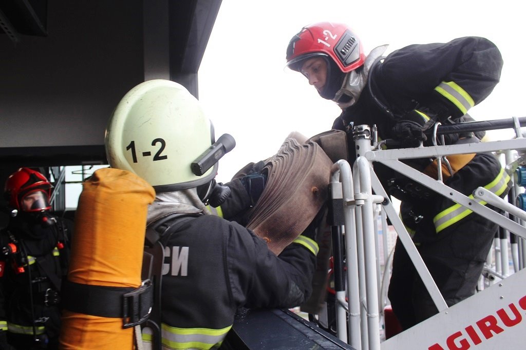Брестские спасатели провели тренировочные тактико-специальные учения в бизнес-центре «IQ»