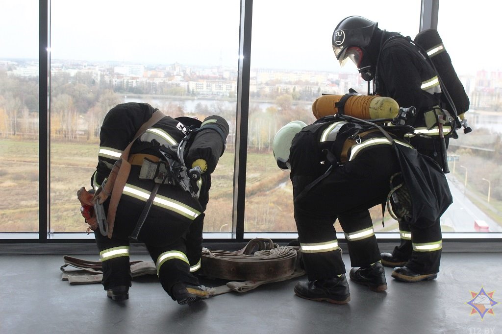 Брестские спасатели провели тренировочные тактико-специальные учения в бизнес-центре «IQ»