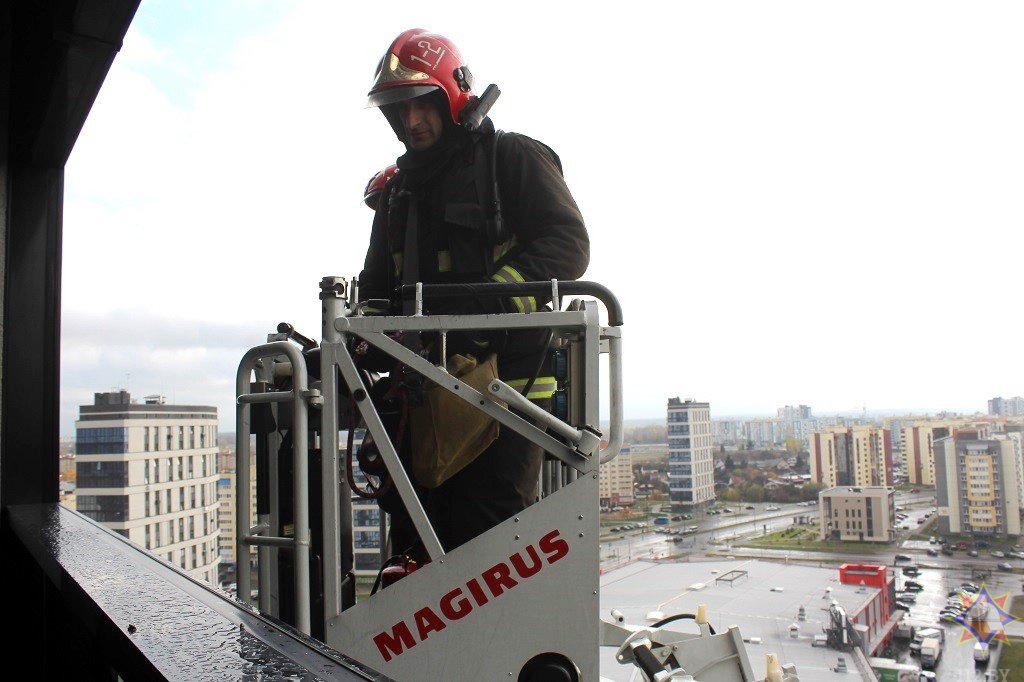 Брестские спасатели провели тренировочные тактико-специальные учения в бизнес-центре «IQ»
