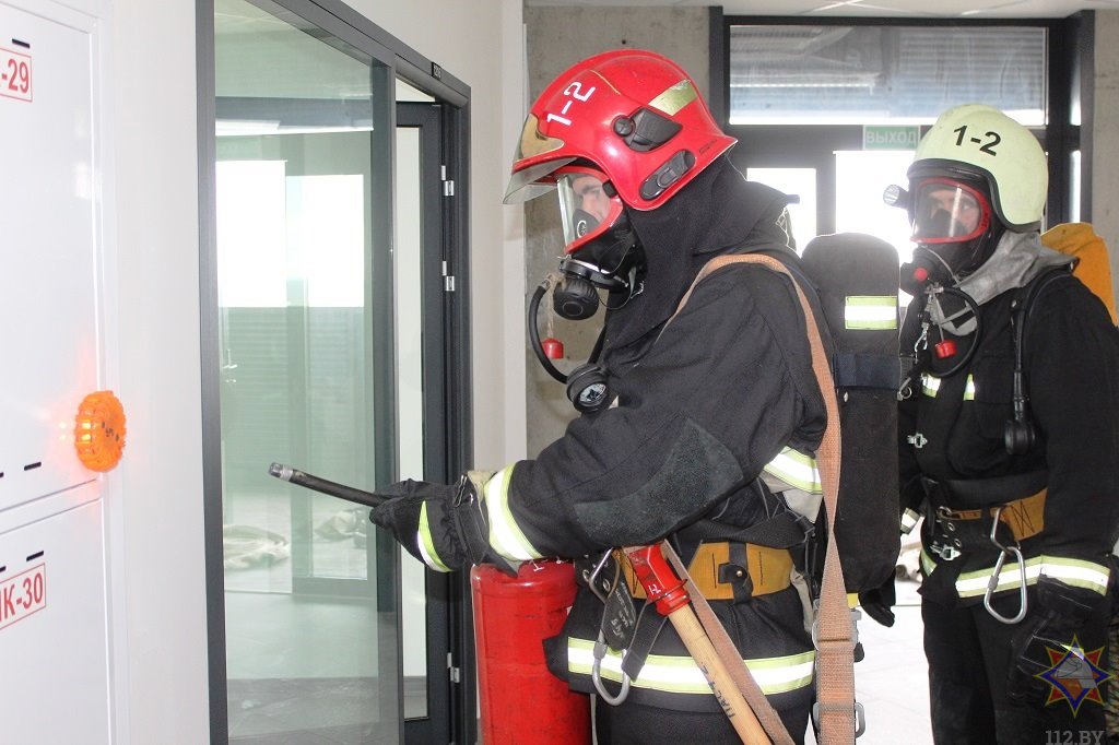 Брестские спасатели провели тренировочные тактико-специальные учения в бизнес-центре «IQ»