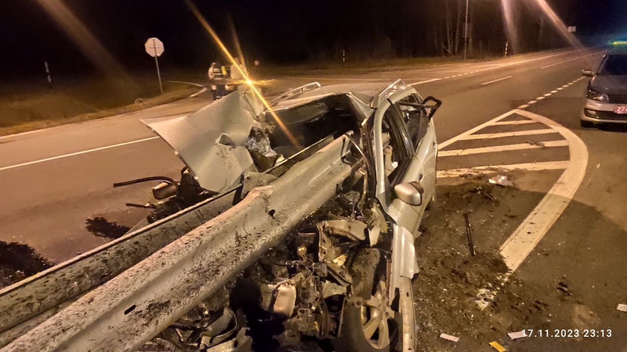 Под Слуцком отбойник насквозь прошил легковушку