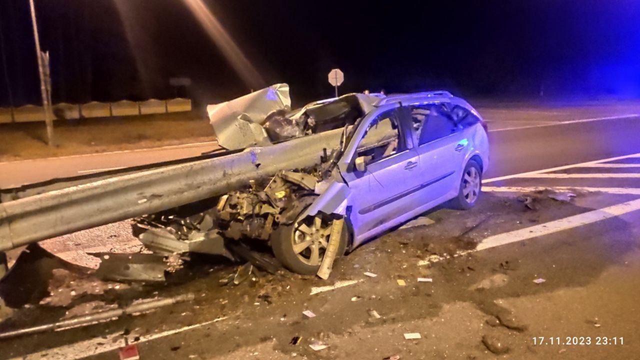 Под Слуцком отбойник насквозь прошил легковушку