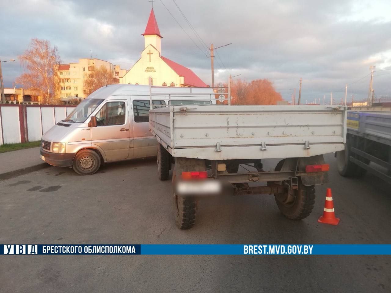 ДТП в Бресте: прицеп врезался в припаркованный автомобиль