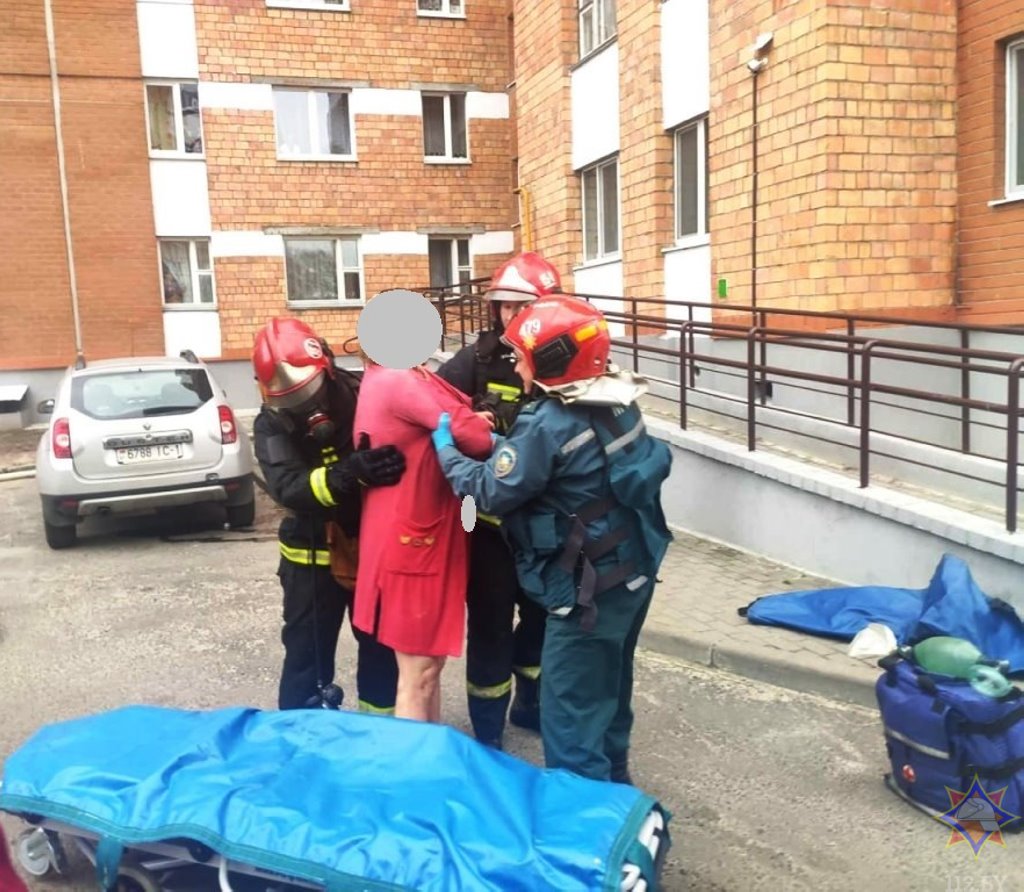 Работники МЧС спасли хозяйку квартиры на пожаре в Пинске