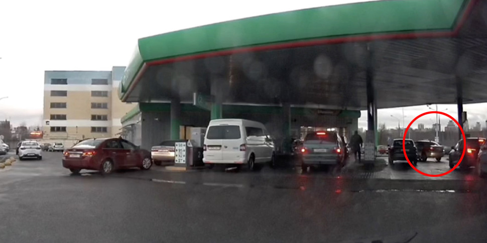 Когда ты у мамы самый хитрый. Водитель каршеринга пошел «против шерсти» в очереди на заправке