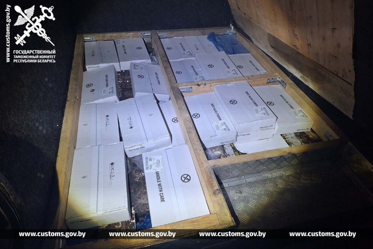 В Беларусь хотели контрабандой ввезти почти 400 кг итальянского сыра пармезан