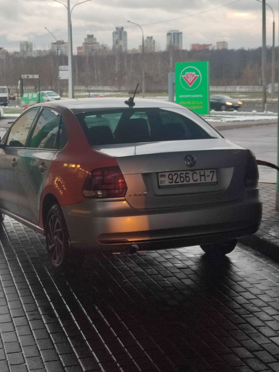 Когда ты у мамы самый хитрый. Водитель каршеринга пошел «против шерсти» в очереди на заправке