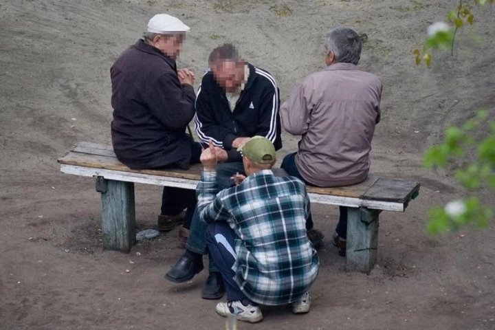 Мужчина пытался избежать штрафа за распитие алкоголя в общественном месте, предоставив чужие данные — что произошло дальше?