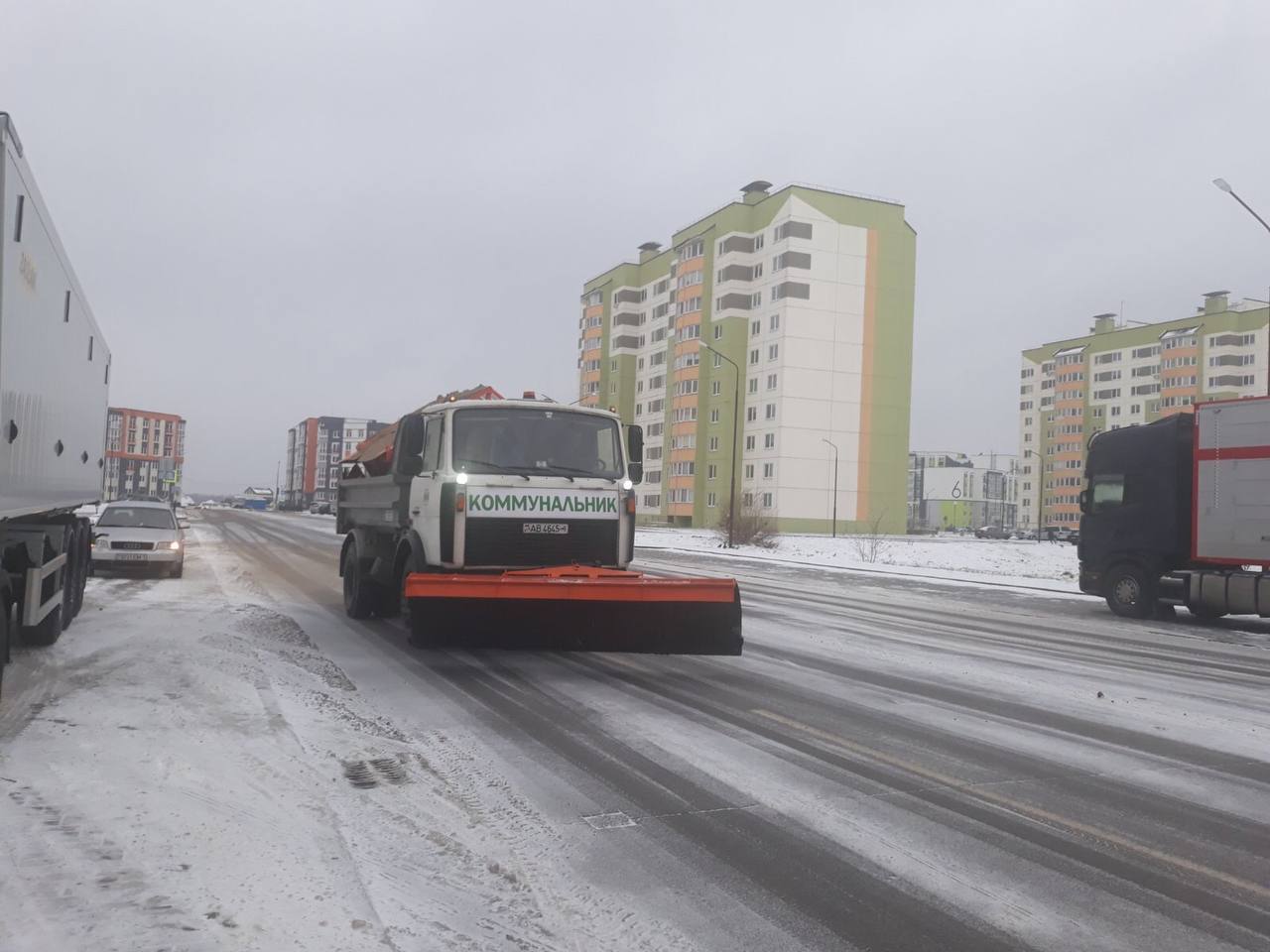 В Бресте борются с гололедом: на улицах работают более 200 человек и 13 пескоразбрасывателей