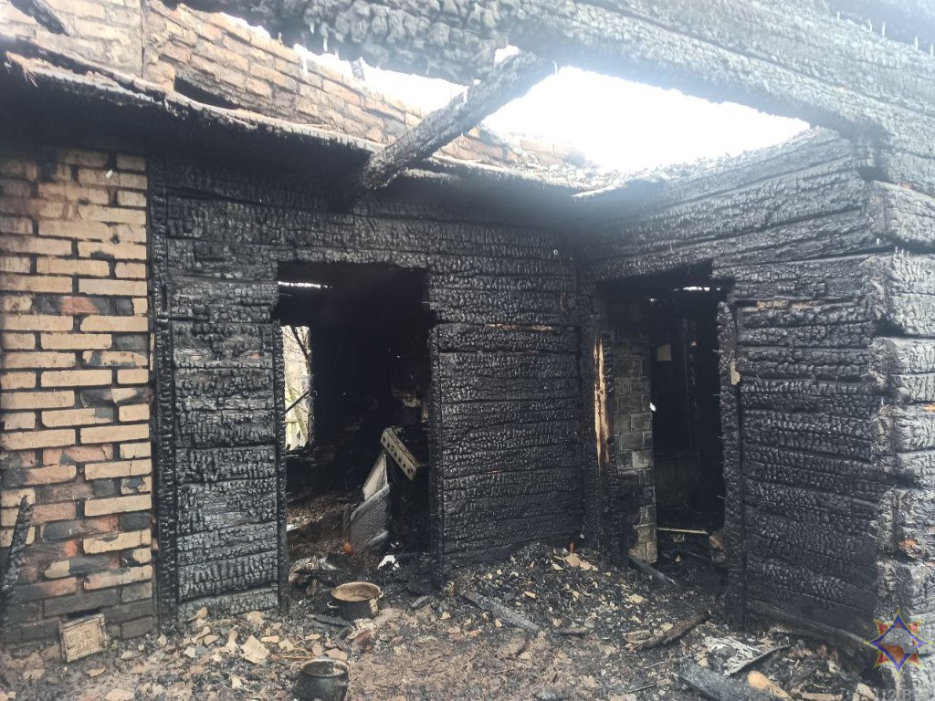 «Спасателям позвонили соседи». В МЧС рассказали первые подробности о пожаре в Ляховичском районе